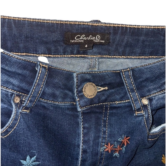 Charlie B Embroidered Floral Jeans- size 4. Excellent Condition - Picture 5 of 5